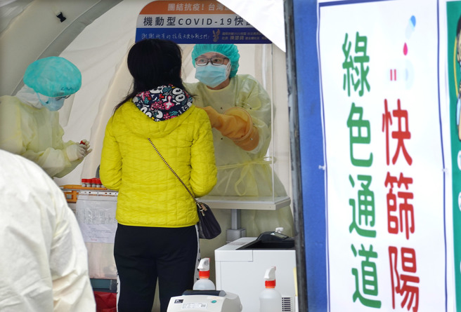 疫情延烧，不少民眾去採检站採检。（资料照 姚志平摄）
