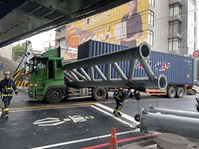 货柜车未注意限高，衝撞限高杆导致掉落。（翻摄画面）