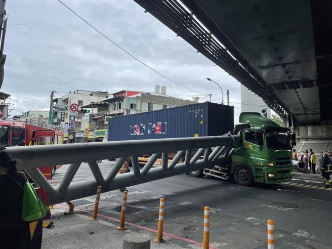 货柜车未注意限高，衝撞限高杆导致掉落。（翻摄画面）