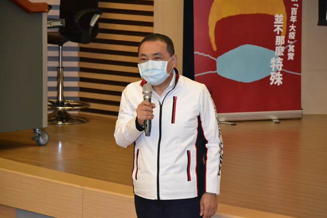 新北市青年局今与台湾劳动者协会等单位合作举办「2022五一劳动影展」，探讨外送员等疫情下的劳工处境。新北市长侯友宜表示，新北市的《外送平台业者管理自治条例》草案已通过法规会审议，希望顺利通过，让广大劳工获得保障。（蔡雯如摄）