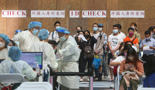 国内新冠肺炎确诊屡破新高，疫苗施打率也提升，民眾至台北车站排队施打疫苗。（资料照/陈君玮摄）