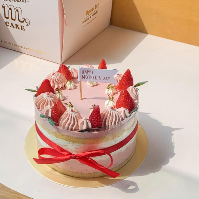 统一时代百货台北店的馒馒好食覆盆子荔枝香缇蛋糕 6吋，原价1380元，特价1180元。（统一时代百货台北店提供）