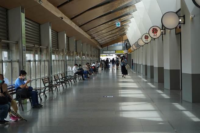 受台鐵工會51不加班影響，花蓮火車站旅客明顯減少。（王志偉攝）