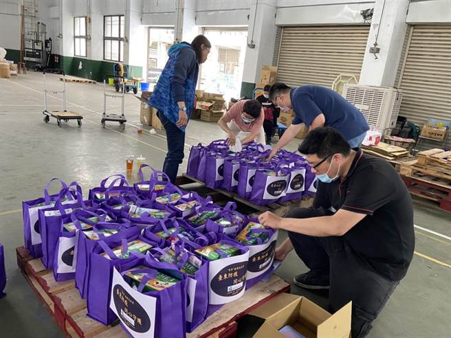 台东县府为居家隔离民眾所准备的TT守护包。（台东县府提供／蔡旻妤台东传真）