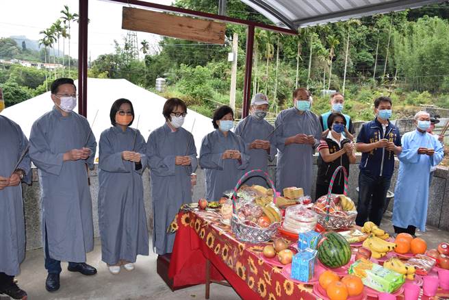 苗栗县副县长邓桂菊与狮潭乡长谢春梅等遵照古仪向向东排伯公致祭。（谢明俊摄）