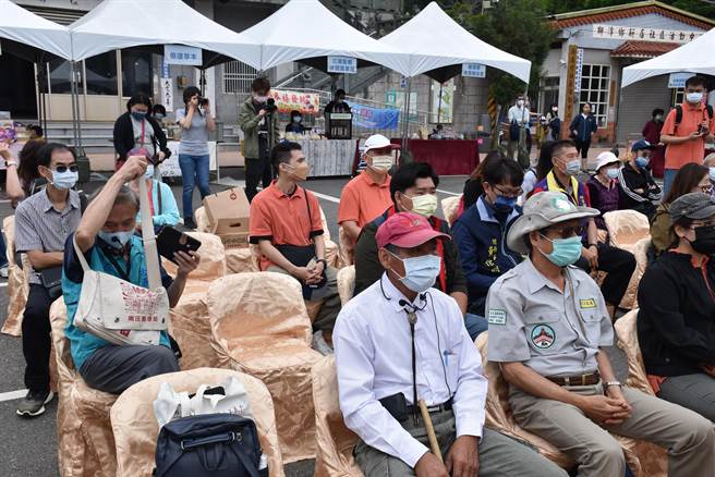 苗栗县政府安排多位资深导览达人带领游客走古道赏桐花。（谢明俊摄）