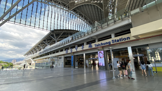 不爽台铁员工劳动节休假停驶，「周先生」致电扬言要在台中站、乌日站放置炸弹放，遭警方锁定，图为台中车站。（陈淑芬摄）