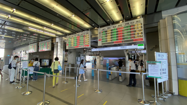 不爽台铁员工劳动节休假停驶，「周先生」致电扬言要在台中站、乌日站放置炸弹放，遭警方锁定，图为台中车站。（陈淑芬摄）