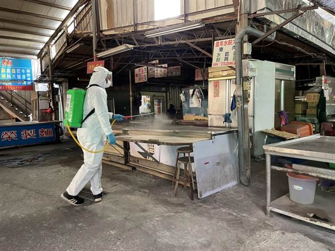 屏县府已针对屏东市和生市场、建国市场等人潮易聚集公共场所全面清消。（屏县府提供／谢佳潾屏东传真）