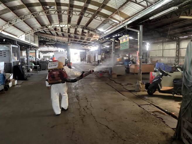 屏县府已针对屏东市和生市场、建国市场等人潮易聚集公共场所全面清消。（屏县府提供／谢佳潾屏东传真）