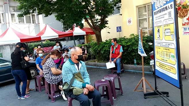 疫情延燒，南投縣今天新增41例本土確診個案，為購買實名制快篩試劑，湧現排隊人龍。（南投縣政府提供／謝瓊雲南投傳真）