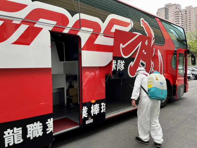味全龙27日阵中6名队职员快筛阳性，球场、巴士紧急清消。（资料照，味全龙提供）