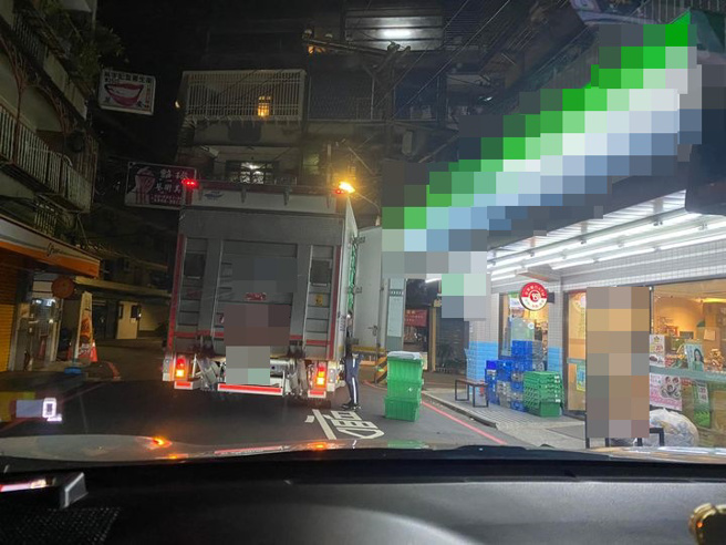 民眾發文抱怨，物流大哥卸貨，將貨車停在路中央。（圖／翻攝爆怨公社）