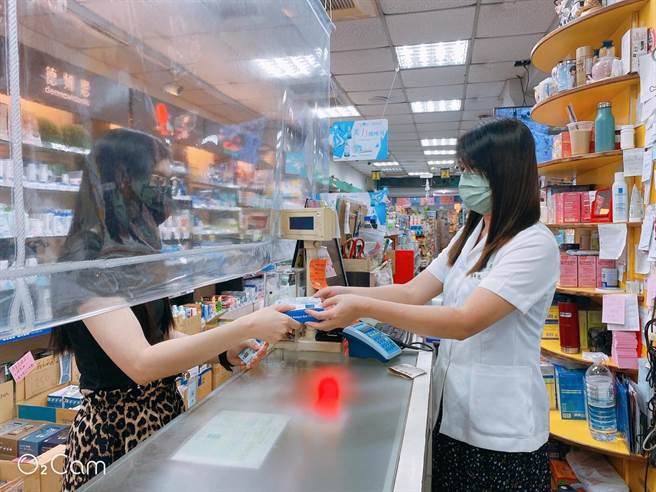 家用快筛试剂超抢手，一开卖就被秒杀抢光；实名制上路以来，南投县各合约社区药局合计已售出1万4664人份，但中寮人却抱怨乡内完全买不到，只能往邻近乡镇移动抢购。（南投县政府提供／谢琼云南投传真）