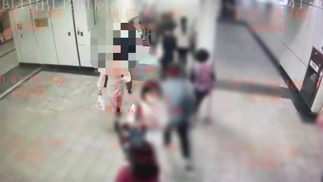 蕭嫌一路尾隨劉女，偷拍其裙底風光。(翻攝照片／林郁平台北傳真）