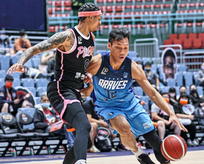 林志傑運球突破羅賓森的防守。(富邦勇士提供)