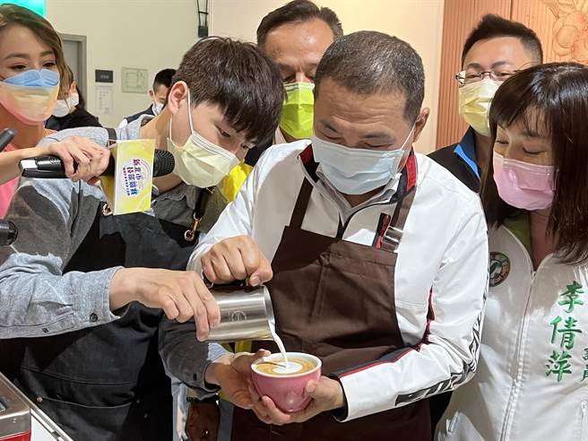 侯友宜体验咖啡拉花。（王扬杰摄）