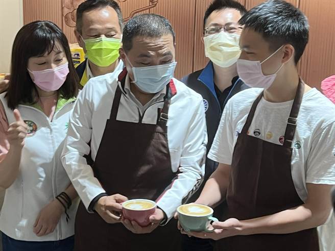 侯友宜与参赛选手PK咖啡拉花。（王扬杰摄）