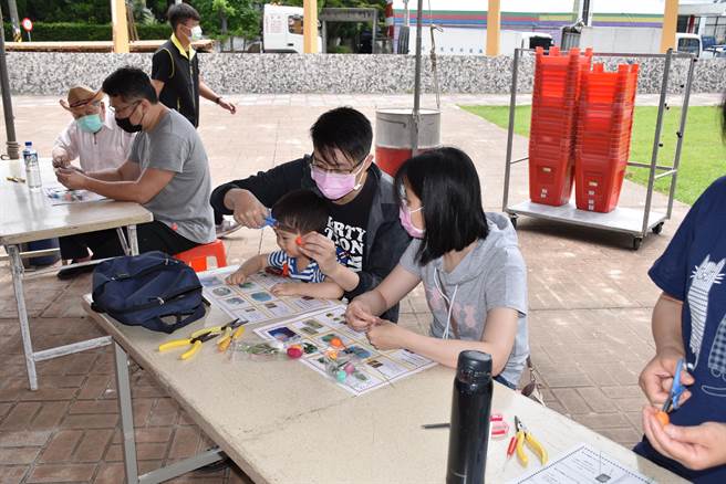苗栗县农会30日举办母亲节手作蚕茧花活动，现场先生陪着太太一同来手作蚕茧花。（谢明俊摄）