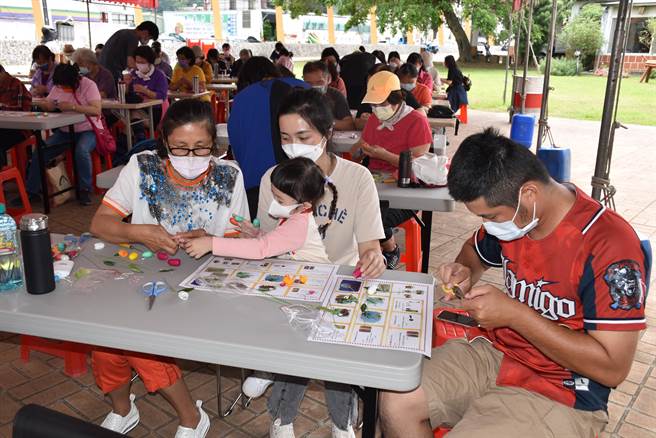 苗栗县农会30日举办母亲节手作蚕茧花活动，现场有三代同堂同来手作蚕茧花。（谢明俊摄）