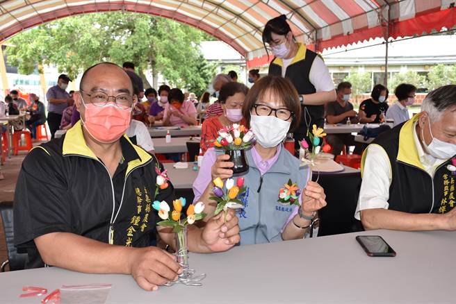 苗栗县农会30日举办母亲节手作蚕茧花活动，苗栗县副长邓桂菊亲手扎出花束。（谢明俊摄）