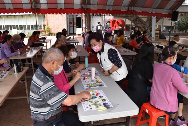 苗栗县农会30日举办母亲节手作蚕茧花活动，苗栗县议员孙素娥到场致意。（谢明俊摄）