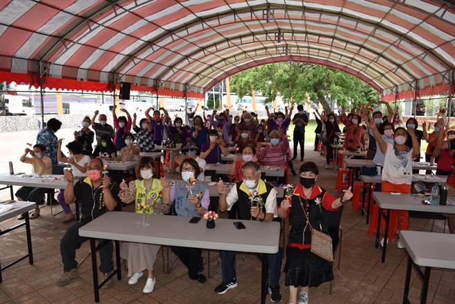 苗栗县农会30日举办母亲节手作蚕茧花活动，苗栗县副县长邓桂菊提申祝贺在场母亲「阿妈节」快乐。（谢明俊摄）