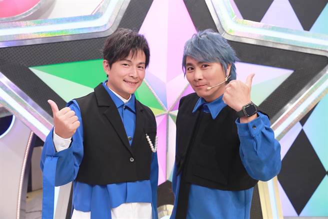 孙协志（左）、王仁甫一起主持民视《明星许愿池》。（民视提供）