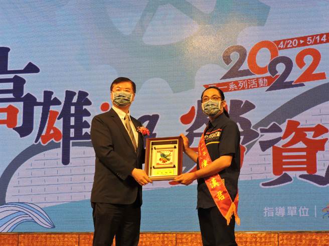 雕刻师陈峻汉获模范劳工。（洪靖宜摄）