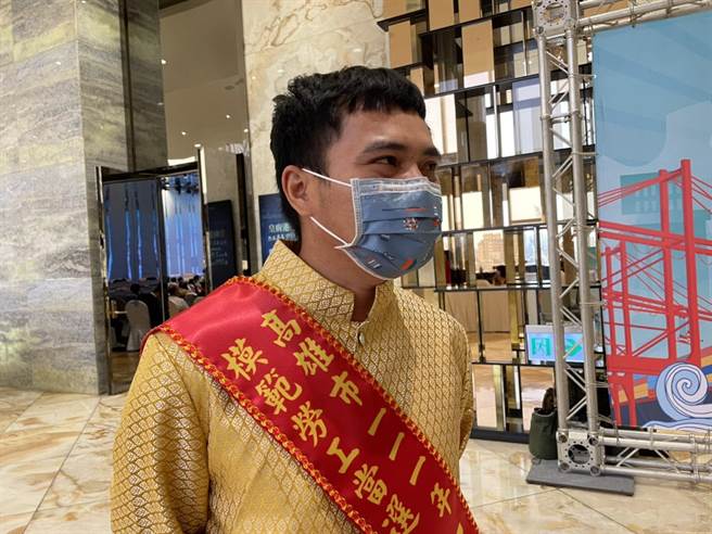 泰国籍模范劳工阿旺受访时相当腼腆。（洪靖宜摄）