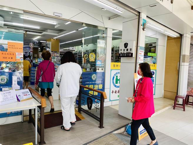 这几天各地不少药局出现快筛抢购潮。（张毓翎摄）