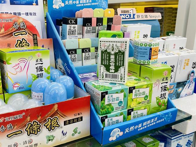 有民眾特地来药局买快筛，虽然晚了一步没买到，不过，也会改买一些防疫用品或对付头痛很好用的白花油、一条根等备用。（张毓翎摄）