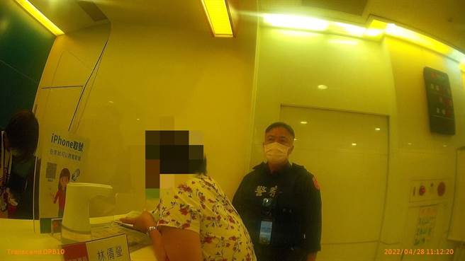 田姓婦人在銀行行員、警方的耐心勸導下，認為有被詐騙的可能，便打消匯款念頭。（桃園市八德警分局提供／陳夢茹桃園傳真）