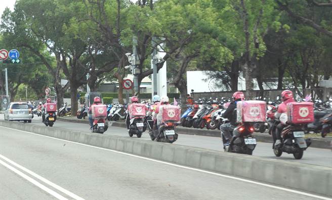 美食外送员全台已超过10万人，风雨无阻、日以继夜为生活打拚。（陈世宗摄）