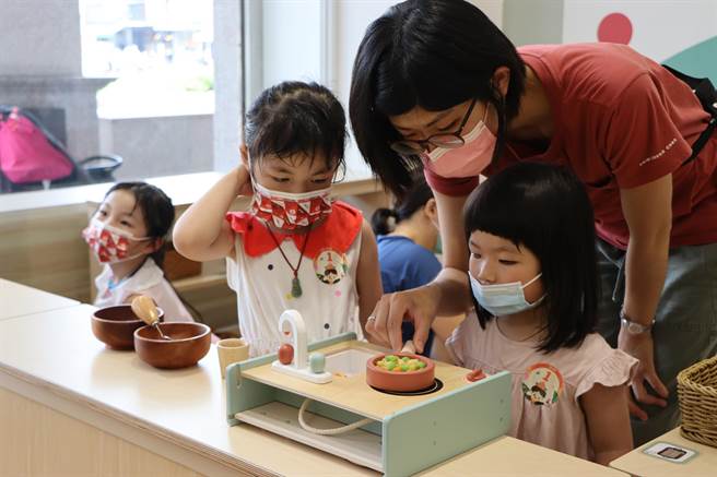 儿福联盟「育儿＋屏东站」昨日成立，除提供0至3岁的幼儿多一个游戏新据点外，也成为新手爸妈的最佳后盾。（谢佳潾摄）