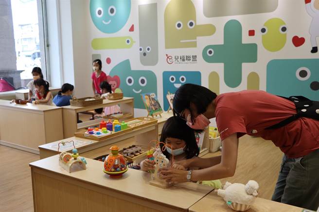 儿福联盟「育儿＋屏东站」昨日成立，除提供0至3岁的幼儿多一个游戏新据点外，也成为新手爸妈的最佳后盾。（谢佳潾摄）