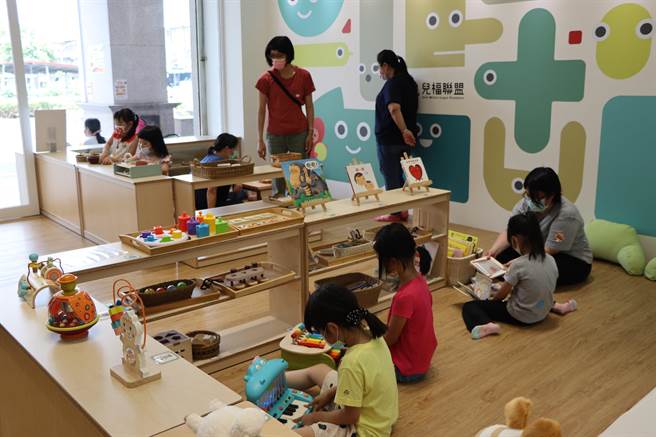儿福联盟「育儿＋屏东站」昨日成立，除提供0至3岁的幼儿多一个游戏新据点外，也成为新手爸妈的最佳后盾。（谢佳潾摄）