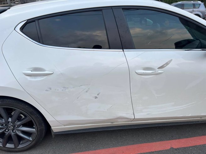 有名男子驾车遇上车祸，对方因无照请求别报警，日后却遭报警求偿。（翻摄自脸书爆废公社）