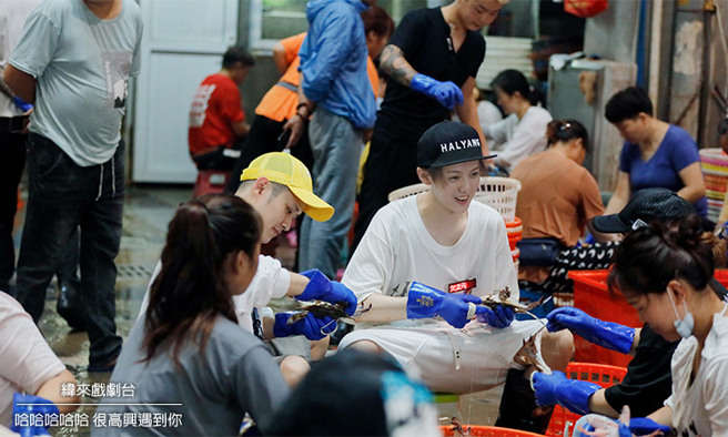鹿晗（中）体验绑蟹工，还被螃蟹伤了手。（纬来戏剧台提供）