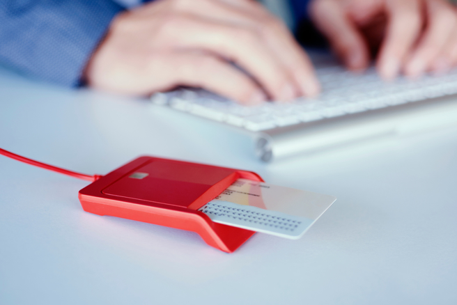 不少民眾因手机是公务机，且家中也无读卡机，而使用健保快易通查询採检结果。（示意图／Shutterstock）