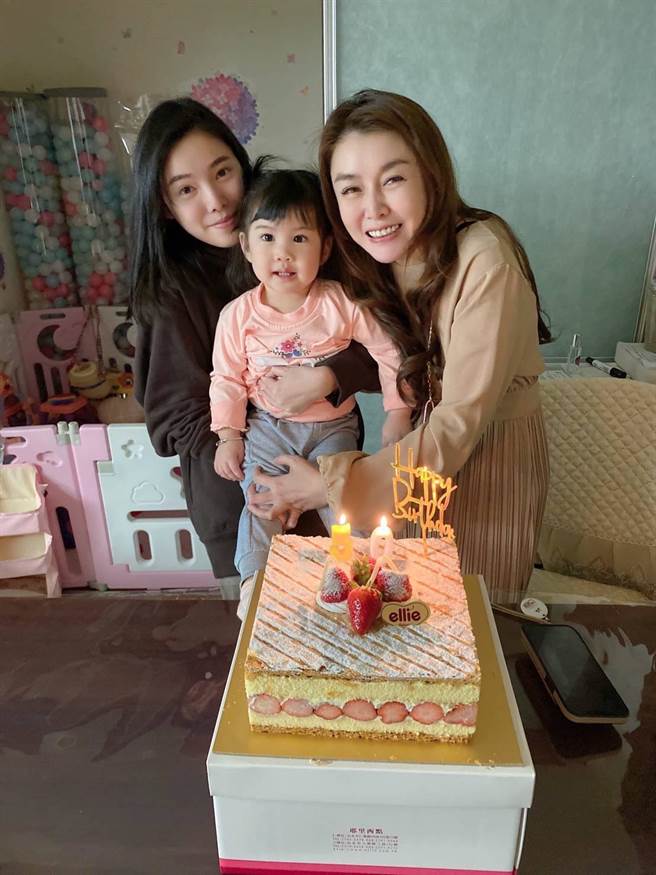 钱珊绫（右）不婚头，乐于享受天伦乐。（万鸿整合行销）