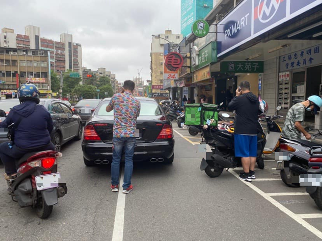 有名外送员不慎擦撞「brabus轿车」，不知道要惨赔多少，却被网友点出「装B的啦」。（翻摄自脸书外送员的奇闻怪事）