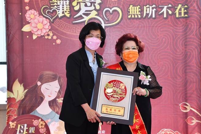 彰化市吴陈丽美荣获模范母亲，县长王惠美颁奖表扬。（吴敏菁摄）