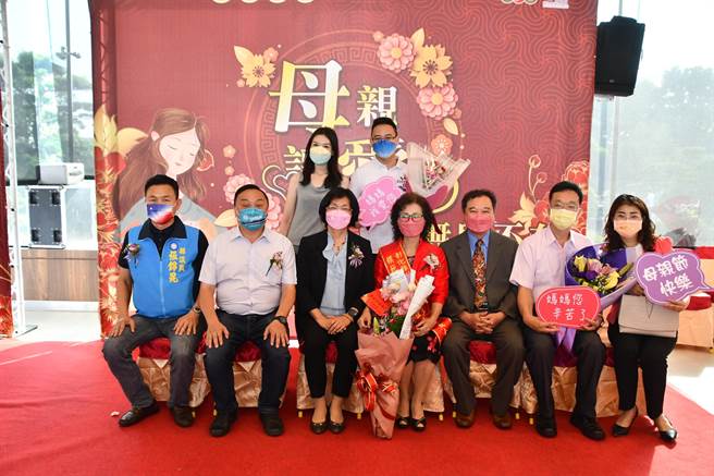 员林市吴彭秀霞荣获模范母亲，县长王惠美颁奖表扬，全家合影。（吴敏菁摄）