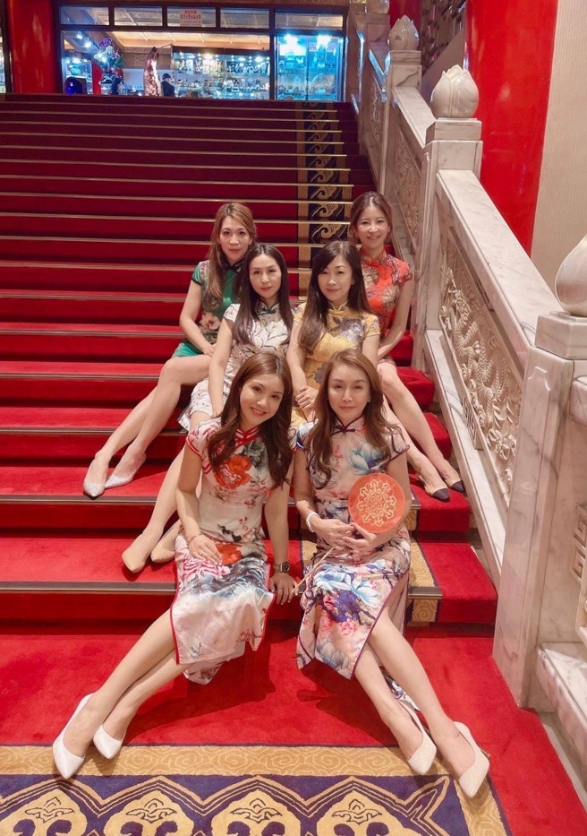 西服女郎俱乐部常办欢乐服装趴。（万鸿整合行销）