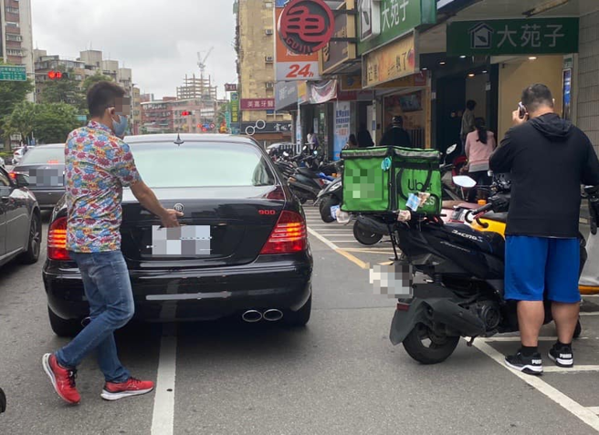 有名外送员不慎擦撞「brabus轿车」，不知道要惨赔多少，却被网友点出「装B的啦」。（翻摄自脸书外送员的奇闻怪事）