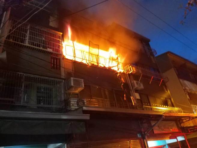 透天民宅火警，婦人救火不成遭嗆暈，幸被警消救出送醫急救中。（台南市消防局提供／程炳璋台南傳真）