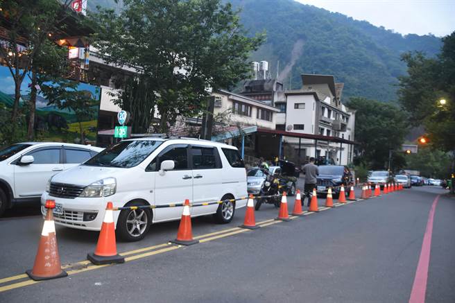 南橫有條件於5月1日復通，今傍晚已經有人排隊。（林瑞益攝）