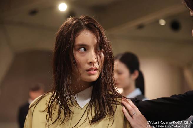 土屋太鳳在《麻煩一族》中接連遭到「檸檬水」、「蔬菜果昔」等水難淋頭。（friDay影音提供）