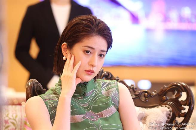 松本若菜在《麻煩一族》中飾演的大嫂「美保子」為了保住自己地位，對土屋太鳳使出各種手段。（friDay影音提供）